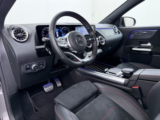 Mercedes-Benz GLA 180 AMG // Camera // Elek. Achterklep // Sfeerverlichting // Night pakket // 19" AMG Velgen // LED ActivLease financial lease