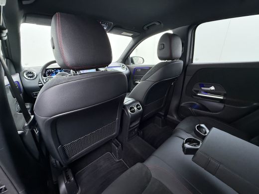 Mercedes-Benz GLA 180 AMG // Camera // Elek. Achterklep // Sfeerverlichting // Night pakket // 19" AMG Velgen // LED ActivLease financial lease