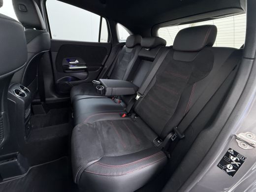 Mercedes-Benz GLA 180 AMG // Camera // Elek. Achterklep // Sfeerverlichting // Night pakket // 19" AMG Velgen // LED ActivLease financial lease