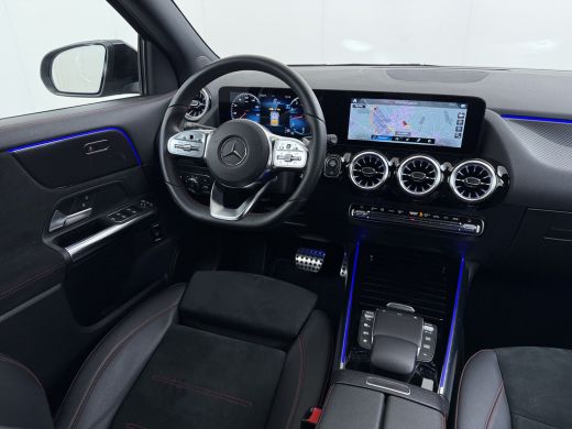 Mercedes-Benz GLA 180 AMG // Camera // Elek. Achterklep // Sfeerverlichting // Night pakket // 19" AMG Velgen // LED ActivLease financial lease