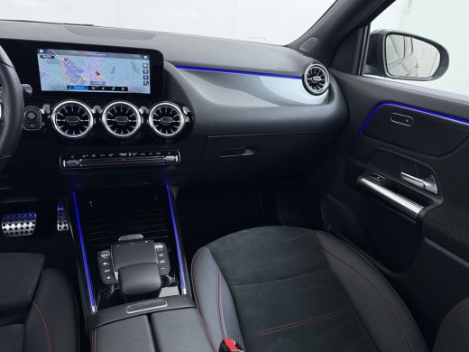 Mercedes-Benz GLA 180 AMG // Camera // Elek. Achterklep // Sfeerverlichting // Night pakket // 19" AMG Velgen // LED ActivLease financial lease