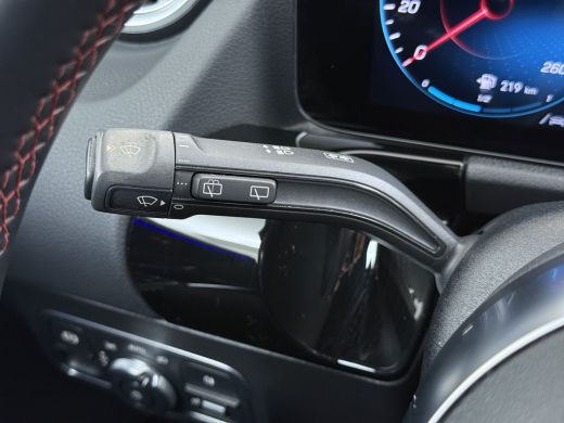 Mercedes-Benz GLA 180 AMG // Camera // Elek. Achterklep // Sfeerverlichting // Night pakket // 19" AMG Velgen // LED ActivLease financial lease