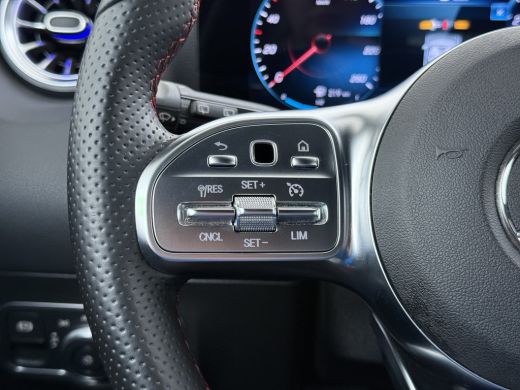 Mercedes-Benz GLA 180 AMG // Camera // Elek. Achterklep // Sfeerverlichting // Night pakket // 19" AMG Velgen // LED ActivLease financial lease