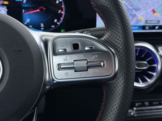 Mercedes-Benz GLA 180 AMG // Camera // Elek. Achterklep // Sfeerverlichting // Night pakket // 19" AMG Velgen // LED ActivLease financial lease