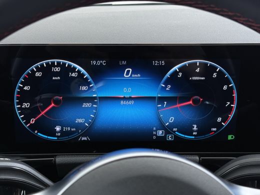 Mercedes-Benz GLA 180 AMG // Camera // Elek. Achterklep // Sfeerverlichting // Night pakket // 19" AMG Velgen // LED ActivLease financial lease