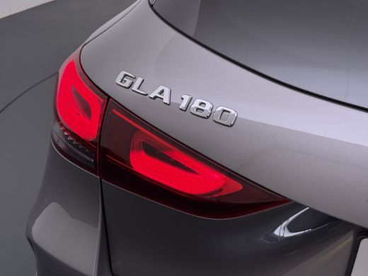 Mercedes-Benz GLA 180 AMG // Camera // Elek. Achterklep // Sfeerverlichting // Night pakket // 19" AMG Velgen // LED ActivLease financial lease