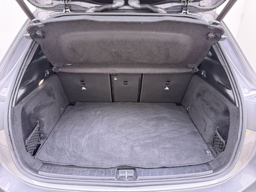 Mercedes-Benz GLA 180 AMG // Camera // Elek. Achterklep // Sfeerverlichting // Night pakket // 19" AMG Velgen // LED ActivLease financial lease