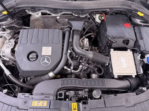 Mercedes-Benz GLA 180 AMG // Camera // Elek. Achterklep // Sfeerverlichting // Night pakket // 19" AMG Velgen // LED ActivLease financial lease