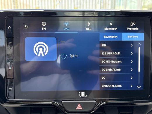 Toyota Yaris 1.5 Hybrid Executive **DODEHOEK DETECTIE/ STOELVERWARMING/ JBL AUDIO/ KEYLESS** ActivLease financial lease