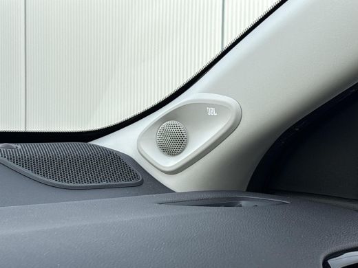 Toyota Yaris 1.5 Hybrid Executive **DODEHOEK DETECTIE/ STOELVERWARMING/ JBL AUDIO/ KEYLESS** ActivLease financial lease