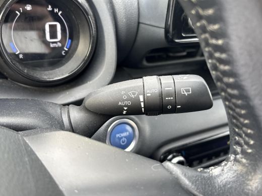 Toyota Yaris 1.5 Hybrid Executive **DODEHOEK DETECTIE/ STOELVERWARMING/ PARKEERSENSOREN/ KEYLESS** ActivLease financial lease