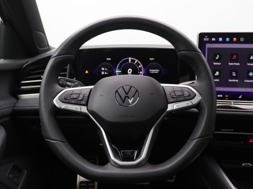 Volkswagen Passat Variant 1.5 eHybrid R-Line Edition 272PK DSG SOH 100%, Pano-Schuifdak, Trekhaak, Black Style, Key... ActivLease financial lease