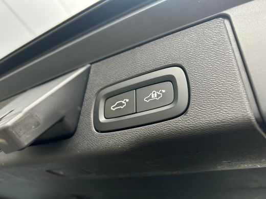 Volvo  XC60 2.0 B5 Momentum Exclusive | Trekhaak | Camera | BLIS | Adaptive CC | Climate pack | Harman Kardon... ActivLease financial lease