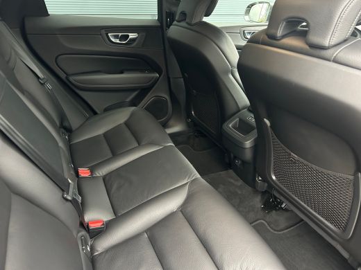 Volvo  XC60 2.0 B5 Momentum Exclusive | Trekhaak | Camera | BLIS | Adaptive CC | Climate pack | Harman Kardon... ActivLease financial lease