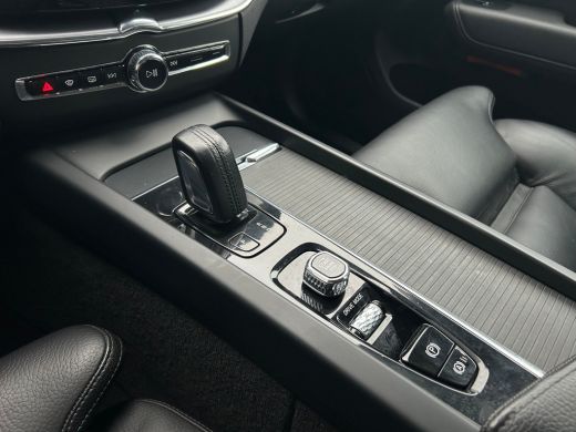 Volvo  XC60 2.0 B5 Momentum Exclusive | Trekhaak | Camera | BLIS | Adaptive CC | Climate pack | Harman Kardon... ActivLease financial lease