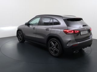 Mercedes-Benz GLA 180 AMG // Camera // Elek. Achterklep // Sfeerverlichting // Night pakket // 19" AMG Velgen // LED