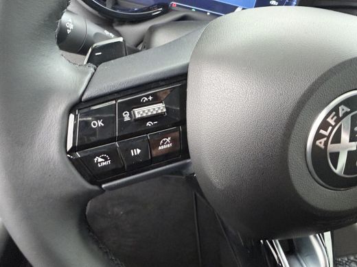 Alfa Romeo Junior 1.2 Turbo Hybrid Ibrida Speciale | Achterbank in delen neerklapbaar | Achteruitrijcamera | Airco ... ActivLease financial lease
