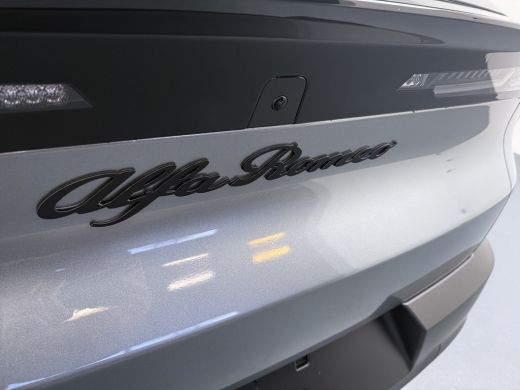 Alfa Romeo Junior 1.2 Turbo Hybrid Ibrida Speciale | Achterbank in delen neerklapbaar | Achteruitrijcamera | Airco ... ActivLease financial lease