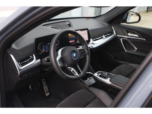 BMW X1 xDrive25e M Sport Automaat / Panoramadak / Trekhaak / Sportstoelen / M Adaptief onderstel / Comfo... ActivLease financial lease