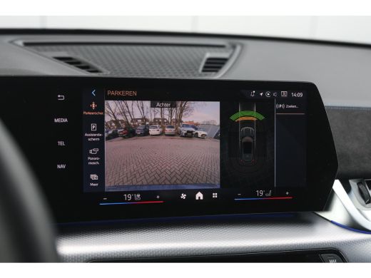 BMW X1 xDrive25e M Sport Automaat / Panoramadak / Trekhaak / Sportstoelen / M Adaptief onderstel / Comfo... ActivLease financial lease