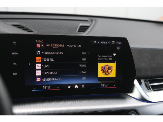 BMW X1 xDrive25e M Sport Automaat / Panoramadak / Trekhaak / Sportstoelen / M Adaptief onderstel / Comfo... ActivLease financial lease