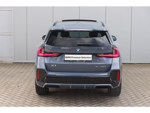 BMW X1 xDrive25e M Sport Automaat / Panoramadak / Trekhaak / Sportstoelen / M Adaptief onderstel / Comfo... ActivLease financial lease