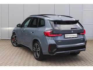 BMW X1 xDrive25e M Sport Automaat / Panoramadak / Trekhaak / Sportstoelen / M Adaptief onderstel / Comfo...