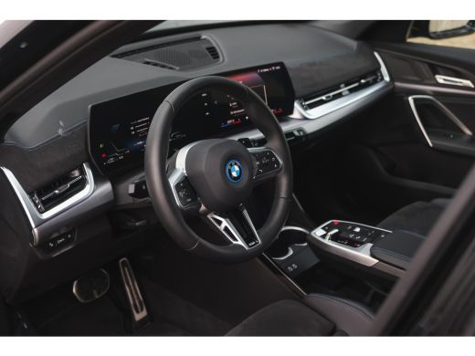 BMW X1 xDrive25e M Sport Automaat / Panoramadak / Trekhaak / Sportstoelen / M Adaptief onderstel / Comfo... ActivLease financial lease