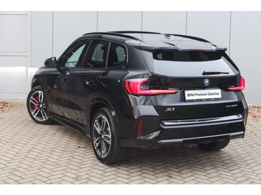 BMW X1 xDrive25e M Sport Automaat / Panoramadak / Trekhaak / Sportstoelen / M Adaptief onderstel / Comfo... ActivLease financial lease