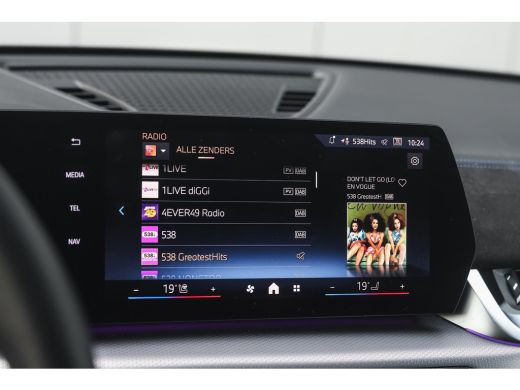 BMW X1 xDrive25e M Sport Automaat / Panoramadak / Trekhaak / Sportstoelen / M Adaptief onderstel / Comfo... ActivLease financial lease