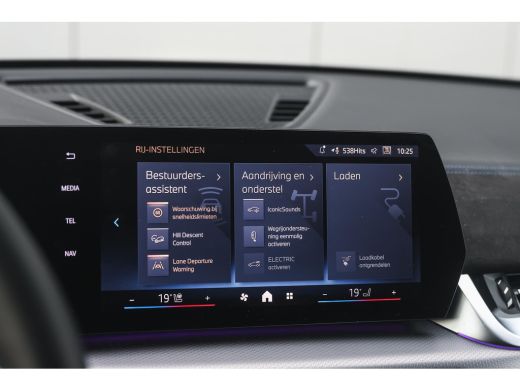 BMW X1 xDrive25e M Sport Automaat / Panoramadak / Trekhaak / Sportstoelen / M Adaptief onderstel / Comfo... ActivLease financial lease