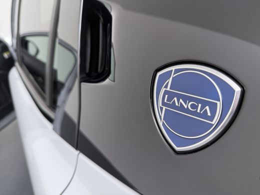 Lancia Ypsilon LX 54 kWh | 11 kW lader | Achteruitrijcamera | Airco (automatisch) ActivLease financial lease