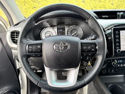 Toyota Hilux 2.4 D-4D AUTOMAAT / 4x4 / 1e EIG. / 3.500 KG AHG / CAMERA / TREKHAAK / ECC / CRUISE / CARPLAY ActivLease financial lease