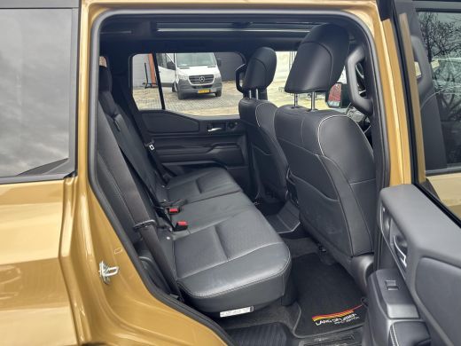 Toyota Land Cruiser 2.8 D-4D First Edition 5p | 06-10141018 Voor meer informatie ActivLease financial lease