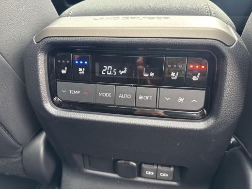 Toyota Land Cruiser 2.8 D-4D First Edition 5p | 06-10141018 Voor meer informatie ActivLease financial lease