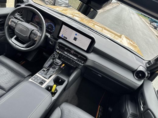 Toyota Land Cruiser 2.8 D-4D First Edition 5p | 06-10141018 Voor meer informatie ActivLease financial lease