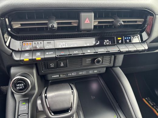 Toyota Land Cruiser 2.8 D-4D First Edition 5p | 06-10141018 Voor meer informatie ActivLease financial lease