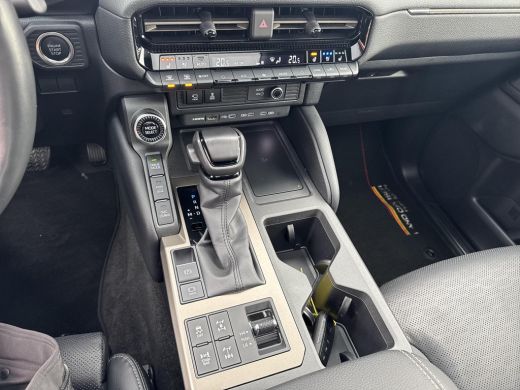 Toyota Land Cruiser 2.8 D-4D First Edition 5p | 06-10141018 Voor meer informatie ActivLease financial lease