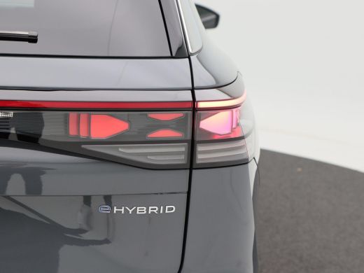 Volkswagen Tayron 1.5 eHybrid 272 Pk Automaat R-Line Edition | Panoramadak | Trekhaak | 20 Inch | Camera | Stuur- e... ActivLease financial lease