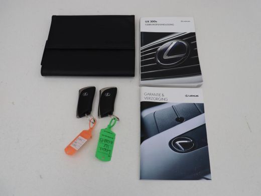 Lexus UX 300e 54 kWh | Alcantara | Adaptive cruise | Carplay | Full LED | Elektrische stoelen | Climate co... ActivLease financial lease