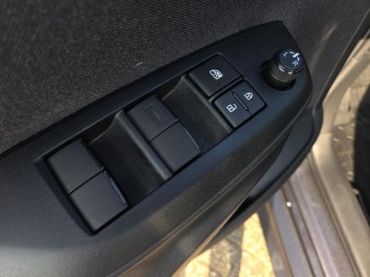 Toyota Yaris 1.5 Hybrid Dynamic Edition | Apple CarPlay | Stoel+Stuurverwarming | Rijklaar incl. garantie | ActivLease financial lease