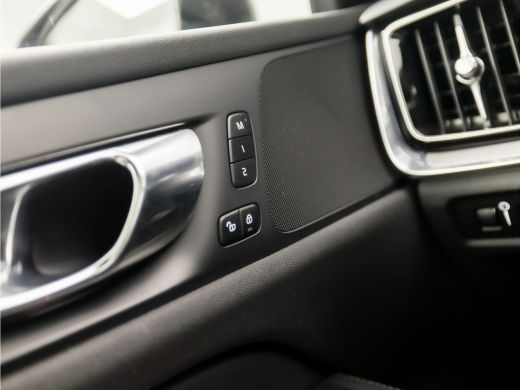Volvo  V60 2.0 T8 Twin Engine AWD R-Design 391Pk Automaat (PANORAMADAK, MEMORY SEATS, LEDER, STOELVERWARMING... ActivLease financial lease