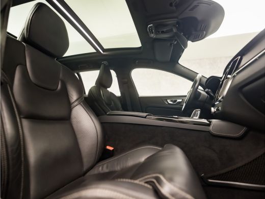 Volvo  V60 2.0 T8 Twin Engine AWD R-Design 391Pk Automaat (PANORAMADAK, MEMORY SEATS, LEDER, STOELVERWARMING... ActivLease financial lease