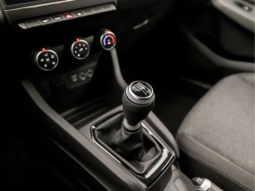 Renault Clio 1.0 TCe 90 Equilibre Sport (APPLE CARPLAY, GROOT NAVI, LM VELGEN, PARKEERSENSOREN, SPORTSTOELEN, ... ActivLease financial lease