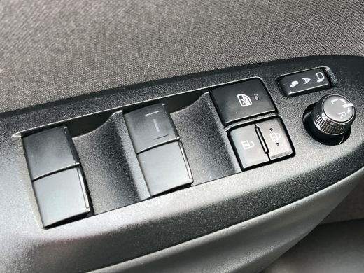 Toyota Yaris Cross 1.5 Hybrid 115 First Edition | Parkeersensoren | Stoel- stuurverwarming | Navigatie | LED koplamp... ActivLease financial lease