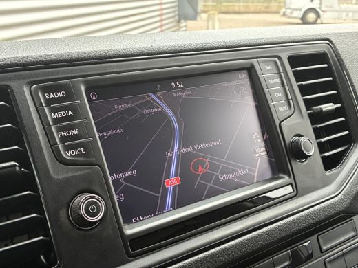 Volkswagen Crafter 2.0TDI 177PK Bakwagen Laadklep 750kg Lat om Lat Trekhaak Zijdeur Lederen bekleding Airco ActivLease financial lease