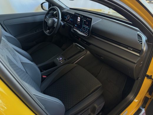 Volkswagen T-Roc 1.5 eTsi R-LINE EDITION BLACK STYLE 19''LMV IQ LED/GRIL/LOGO STOEL/STUUR.VERW ELEK.KLEP 2026 ActivLease financial lease