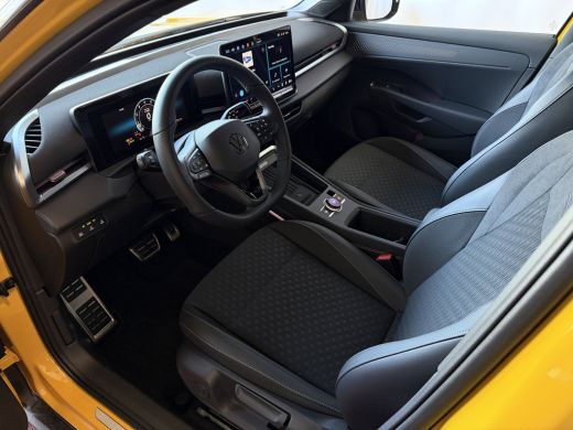 Volkswagen T-Roc 1.5 eTsi R-LINE EDITION BLACK STYLE 19''LMV IQ LED/GRIL/LOGO STOEL/STUUR.VERW ELEK.KLEP 2026 ActivLease financial lease