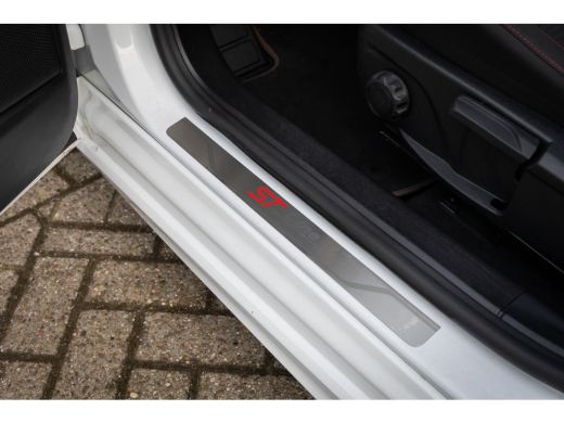 Ford Focus 1.0 EcoBoost Hybrid ST Line X Business | Trekhaak | Apple Carplay/Android Auto | Stoel/Stuur Verw... ActivLease financial lease