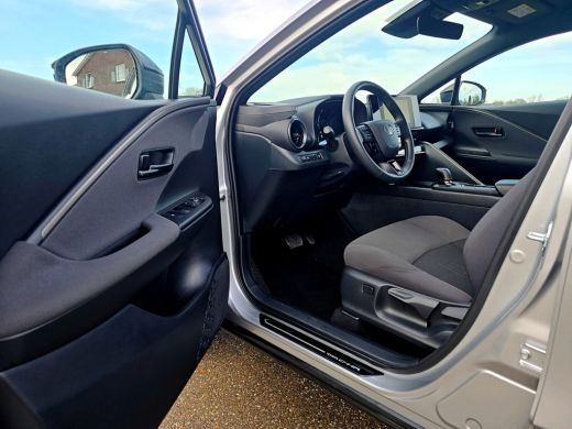 Toyota C-HR 1.8 Hybrid 140 Dynamic - 140 Pk - Euro 6 - (Nw Model) ParkeerCamera - AppleCarplay AndroidAuto ActivLease financial lease